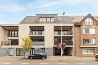 Situé au deuxième étage d’un immeuble récent datant de 2018, cet appartement moderne et économe en énergie est accessible par ascenseur et escalier. Le séjour lumineux, grâce à ses grandes baies vitrées, donne directement accès à une terrasse couverte – un endroit agréable pour profiter d’un moment de détente.<br /><br />La cuisine ouverte est entièrement équipée d’appareils modernes et se prolonge harmonieusement dans la pièce de vie. À côté, un débarras pratique offre les raccordements pour une machine à laver et un sèche-linge. À l’arrière, deux chambres confortables et une salle de bain élégante avec double lavabo et douche à l’italienne complètent l’ensemble.<br /><br />L’appartement est prêt à emménager et dispose de la climatisation, d’une installation électrique conforme et d’un excellent certificat PEB (A).<br /><br />Deux emplacements de parking souterrain sont inclus dans le prix.<br /><br />Idéalement situé, à distance de marche des commerces, des écoles et des transports en commun, avec un accès rapide au centre de Malines, à l’autoroute E19 et aux communes avoisinantes.<br /><br />Un appartement récent, confortable et économe en énergie, idéal pour une vie sans souci.