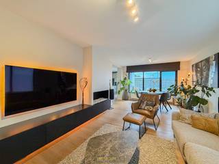 INSTAPKLARE OPEN BEBOUWING, gelegen in een GEGEERDE en KINDVRIENDELIJKE WOONWIJK, waar COMFORT en WOONKWALITEIT centraal staan. Deze woning vormt een IDEALE THUISBASIS voor GEZINNEN die op zoek zijn naar RUST, RUIMTE en een PRAKTISCHE INDELING. De ligging combineert RUSTIG WONEN met een VLOTTE BEREIKBAARHEID naar het CENTRUM van Eeklo, winkels, scholen, openbaar vervoer en INVALSWEGEN. Daarnaast beschikt de woning reeds over ZONNEPANELEN en AIRCO wat bijdraagt tot een ENERGIEZUINIG EPC-LABEL B en een COMFORTABELE WOONERVARING.<br />Bij het binnenkomen biedt de inkomhall toegang tot een gastentoilet, de vestiaire en de ruime open leefruimte. Aansluitend bevindt zich de lichtrijke leefkeuken, dewelke het hart van de woning vormt. Verder vinden we op het gelijkvloers een praktische berging en een ruime inpandige garage. Op de 1ste verdieping vinden we 4 slaapkamers, waarvan één momenteel is ingericht als bureau, en een recent vernieuwde (2024) badkamer. Verder is er op zolder voldoende bergruimte. <br />Buitenshuis vindt u een groot zonnig terras en een mooi aangelegde, volledig omheinde tuin, ideaal om in alle rust van het buitenleven te genieten. <br /><br />EPC: 155 kWh/m², G-score A en P-score B, Geen renovatieverplichting van toepassing