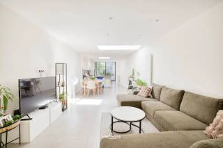Op zoek naar een instapklare woning waar comfort, stijl en een centrale ligging perfect samenkomen? Deze volledig gerenoveerde woning in het centrum van Temse is absoluut het ontdekken waard.<br /><br />Bij het binnenkomen wordt u meteen verwelkomd in de inkomhal. De moderne open keuken vormt het hart van de woning en sluit naadloos aan bij de gezellige woon- en eetruimte. Dankzij de doordachte indeling geniet u hier van een ruimtelijk en hedendaags gevoel.<br /><br />De woning beschikt over twee volwaardige slaapkamers, badkamer met inloopdouche, dubbele wastafel en toilet. <br /><br />Deze woning is ideaal voor een koppel, een klein gezin alsook als ideale investering.<br /><br />Een extra troef is het gezellige terras, de perfecte plek om in alle rust te genieten van een aperitief, een zomerse avond of een ontbijt in de buitenlucht.<br /><br />De woning werd volledig gerenoveerd en is bijgevolg instapklaar, zonder dat u zich zorgen hoeft te maken over grote renovatiewerken. Bovendien beschikt de woning over een EPC-label B, wat garant staat voor een goede energie-efficiëntie.