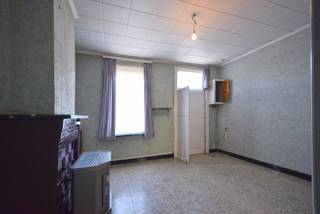 Bent u op zoek naar een betaalbare woning die u volledig naar uw eigen smaak kunt renoveren? Dan is deze charmante arbeiderswoning, gelegen op een gunstige locatie nabij het centrum van Roeselare, beslist een bezoek waard.<br /><br />De woning beschikt op het gelijkvloers over een gezellige woonkamer, een polyvalente kamer die perfect kan dienen als slaapkamer, bureau of hobbyruimte, een praktische bijkeuken, een eenvoudige keuken, een badkamer met douche en lavabo en een afzonderlijk toilet. Op het verdiep twee slaapkamer. Daarnaast zijn er een buitenberging en een tuinhuis, die extra opbergruimte bieden.<br />Achteraan bevindt zich een kleine tuin waar u in alle rust kunt genieten.<br />Voor de woning zijn voldoende parkeermogelijkheden aanwezig, wat een extra troef vormt.<br /><br />Dankzij de centrale ligging bevinden winkels, scholen, openbaar vervoer en het stadscentrum zich op korte afstand. Deze woning biedt een uitstekende opportuniteit voor handige doe-het-zelvers, starters of investeerders die op zoek zijn naar een renovatieproject met potentieel.<br /><br />Troeven:<br />•Gelegen nabij het centrum van Roeselare.<br />•Te renoveren woning met tal van mogelijkheden.<br />•Woonkamer en polyvalente gelijkvloerse kamer.<br />•Badkamer met douche en lavabo.<br />•Praktische buitenberging en tuinhuis.<br />•Kleine stadstuin.<br />•Vlotte parkeermogelijkheid voor de woning.<br />•Ideaal als starterswoning of investering.<br />Interesse in deze woning met renovatiepotentieel? Neem gerust contact op voor meer informatie of een bezoek ter plaatse.