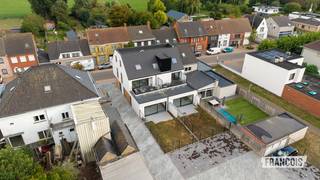 GOED NIEUWS : DE PRIJS DAALT, UW WOONCOMFORT NIET :)<br /><br />TIJDELIJK PRIJSVOORDEEL DANKZIJ 6% BTW INBEGREPEN IN DE CONSTRUCTIEPRIJS! <br /><br />Modern appartementsgebouw, residentie "Many" in het hart van Ichtegem.<br /><br />Dit gebouw bestaat uit 2 gelijkvloerse appartementen (met privétuin en terras + 2 slaapkamers) en 2 duplexappartementen (met privéterras en 3 slaapkamers).<br /><br />De appartementen zijn afgewerkt met kwaliteitsmaterialen die makkelijk te onderhouden zijn en zijn energiezuinig dankzij het gebruik van een warmtepomp. Elke ruimte is bovendien voorzien van vloerverwarming.<br /><br />Achter het gebouw en de parkeerruimte bevinden zich ook 2 moderne en ruime hallen.<br /><br />Troeven<br /><br /><ul><li>Dicht bij het centrum<br /><br /></li><li>Gelijkvloers met privétuin<br /><br /></li><li>Lift aanwezig<br /><br /></li><li>Parkeerplaatsen beschikbaar en te koop<br /><br /></li><li>Gemeenschappelijke fietsenstalling en vuilnisruimte<br /><br /></li><li>Ruime terrassen en tuinen<br /><br /></li><li>Vrij bij akte<br /><br /></li><li>Aankoop mogelijk met 6% btw (indien aan de voorwaarden voldaan wordt).<br /><br />Geïnteresseerd? Neem gerust contact met ons op!</li></ul>