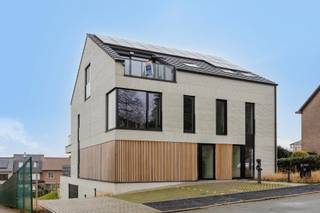Boutique residentie Listoir, een uniek nieuwbouwproject met een kleinschalig karakter, geeft in het hart van het historische Tongeren en recht tegenover de Romeinse stadsomwalling vorm aan vier hoogkwalitatieve appartementen en één exclusief penthouse.<br /><br />Er is op dit moment nog maar één appartement beschikbaar: <br />Het prachtige penthouse op de tweede verdieping biedt een unieke combinatie van luxe, ruimte en comfort. Dit instapklare pareltje is helemaal klaar om in te trekken.<br />Jij hoeft enkel nog je droomkeuken te kiezen, zodat alles perfect aansluit bij jouw stijl en wensen.<br /><br /><br />Aangenaam buitengenot<br />Het penthouse biedt twee ruime terrassen met oppervlakten van 12m² en 17m². Ze vormen een drempelloos verlengde van de leefruimte, wat het ruimtegevoel maximaliseert. Bovendien bevindt er zich achteraan het gebouw nog een aangename, collectieve tuin voor de bewoners.<br /><br />Duurzaam sterk<br />Listoir is een uiterst duurzaam project. Dankzij onder meer de warmtepomp een zonnepanelen, vertaalt zich dit voor het penthouse een E-peil gelijk aan E20.<br /><br />Benieuwd naar meer? We nodigen je graag uit voor een bezoek aan de projectsite en een rondleiding in het penthouse.<br />Maak vandaag nog geheel vrijblijvend jouw afspraak!