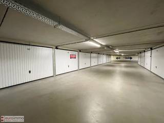 Bent u al langer op zoek naar een vlot inrijdbare garagebox, zoek dan niet verder! Deze garage heeft alle troeven die een garage maar kan hebben;...