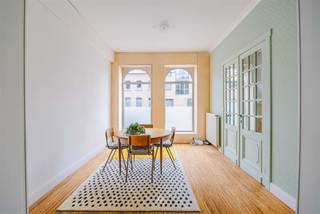 <p><span>EREMBODEGEM - Bent u opzoek naar een instapklare gezinswoning boordevol karakter,waar authenticiteit en hedendaags wooncomfort perfect samenkomen?</span></p><p><span>Dan zal deze verrassend ruime en lichtrijke woning in het hart van Erembodegem u ongetwijfeld bekoren.</span></p><p><span> </span></p><p><span>De belangrijkste kenmerken in een notendop:</span></p><p><span>- Uitstekende ligging nabij invalswegen, openbaar vervoer, scholen en winkels</span></p><p><span>- 2 slaapkamers en aparte dressing</span></p><p><span>- Grote zolder met potentieel voor extra 2 slaapkamers, hobbyruimte of bureau</span></p><p><span>- Polyvalente praktijk- of bureauruimte, ideaal voor thuiswerk of vrij beroep </span></p><p><span>- Garage en meerdere parkeerplaatsen op eigen terrein</span></p><p><span>- Zuidwestgericht terras en gezellige stadstuin</span></p><p><span>- Zeer lichtrijke leefruimtes</span></p><p><span>- Unieke combinatie van authentieke charme met modern strak</span></p><p><span>- </span><span>Richtprijs: €398.000</span></p><p><span> </span></p><p><span>Indeling:</span></p><p><span>Bij het betreden van de woning wordt u verwelkomd in een royale inkomhal. Via een originele dubbele deur bereikt u een ruime en inspirerende polyvalente ruimte die perfect kan dienen als bureau, praktijkruimte, bibliotheek of speelkamer. Een stijlvolle stalen deur leidt vervolgens naar een warme leefruimte, waar de eiken parketvloer en het gezellig houtvuur onmiddellijk een huiselijk gevoel creëren. Dankzij het grote dubbele schuifraam geniet u hier van een overvloed aan natuurlijk licht en een mooie verbinding met het zonnige terras en de tuin. De open leefkeuken vormt het kloppende hart van de woning en is uitgerust met alle comfort, waaronder een granieten werkblad, een centraal eiland met barfunctie en een kwalitatief Falcon-fornuis met 6 pitten. Verder beschikt het gelijkvloers over een praktische wasplaats, een handige berging, toegang tot de kelder en een verzorgde badkamer met ruime inloopdouche, wastafel en toilet.</span></p><p><span>Via de authentieke trap bereikt u de nachthal, die toegang geeft tot 2 slaapkamers, een aparte dressing en aan apart toilet. Een vaste trap brengt u naar de bijzonder ruime zolderverdieping, die tal van mogelijkheden biedt voor het creëren van extra slaapkamers, hobbyruimte, thuiskantoor, master suite.</span></p><p><span>Ook buiten valt deze woning in de smaak. Het zuidwestgerichte terras en de charmante stadstuin vormen de ideale plek om in alle rust van de zon te genieten. Achteraan bevindt zich bovendien een tuinhuis dat eveneens als garage kan worden gebruikt en bereikbaar is via de achterzijde van het perceel. </span></p>