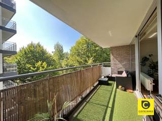 <p><span>Spacieux appartement d'angle de 3 chambres avec 2 salles de bains et 2 terrasses</span></p><p><span>Ce spacieux et lumineux appartement de 3 chambres (130m²) se trouve dans un endroit très central. </span></p><p><span>Il est situé au troisième étage d'un immeuble avec ascenseur.</span></p><p><span>Les transports en commun, les écoles, les magasins (Supermarché Delhaize, Kaasaffineurs Van Tricht, Traiteur Finebek,...), les parcs et les installations sportives se trouvent dans les environs immédiats de cet appartement.</span></p><p><span> </span></p><p><span>L'appartement est aménagé comme suit :</span></p><p><span> </span></p><p><span>Hall d'entrée & toilettes :</span></p><p><span>Vous entrez dans l'appartement par le spacieux hall d'entrée carrelé. </span></p><p><span>Celui-ci est équipé d'une porte de sécurité, de vestiaires aménagés et d'un vidéophone. </span></p><p><span> </span></p><p><span>Salon & cuisine :</span></p><p><span>Le salon, sur parquet, bénéficie d'une lumière naturelle abondante grâce aux grandes fenêtres et à la situation en angle de l'appartement. </span></p><p><span>L'espace de vie spacieux (57m²) offre suffisamment d'espace pour accueillir un salon complet ainsi qu'une agréable salle à manger. </span></p><p><span>La cuisine fermée est posée sur un sol carrelé nécessitant peu d'entretien et est équipée d'un double évier, d'une plaque de cuisson en céramique, d'un micro-ondes, d'un four, d'un lave-vaisselle et d'un réfrigérateur avec congélateur. </span></p><p><span>Le salon et la cuisine ont tous deux accès à la terrasse couverte, orientée à l'ouest.</span></p><p><span> </span></p><p><span>Chambres à coucher & salle de bain & salle de douche :</span></p><p><span>Par le hall de nuit, vous avez accès aux 3 chambres (11m²& 12m² & 14m²), à la salle de bain et aux toilettes séparées.</span></p><p><span>Les trois chambres sont revêtues de parquet et donnent accès à la terrasse arrière orientée au sud. </span></p><p><span>La salle de bains est accessible par la chambre principale. Celle-ci est équipée d'une baignoire avec douche, d'un double lavabo, de toilettes et d'un radiateur sèche-serviettes. Le branchement de la machine à laver se trouve également ici.</span></p><p><span>La deuxième chambre est attenante à une salle de douche avec un lavabo simple.</span></p><p><span>Le huitième étage abrite également des toilettes séparées avec lave-mains.</span></p><p><span> </span></p><p><span>Terrasse & garage & sous-sol :</span></p><p><span>La terrasse couverte (11,5m²) orientée à l'ouest permet de profiter du soleil en permanence.</span></p><p><span>Un espace de rangement pratique, privé et sec est inclus dans le sous-sol.</span></p><p><span>Le box du garage peut être loué en plus à €100/mois. </span></p><p><span> </span></p><p><span>Loyer et charges</span><span>: </span></p><p><span>Loyer : €1.150/mois (appartement) + </span></p><p><span>Commission : €300/mois (commission pour le chauffage central, l'eau, l'entretien et les parties communes) + </span></p><p><span>Garage box (optionnel) : €100/mois</span></p><p><span>Disponible : 01/09/2026</span></p><p><span> </span></p><p><span>Avantages :</span></p><ul><li><span>Terrasse spacieuse</span></li><li><span>Beaucoup de lumière</span></li><li><span>Cave privée</span></li><li><span>Mobiscore 9,2/10</span></li></ul>