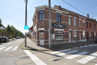 Te Koop: Café/Horecazaak op Tophoeklocatie in Harelbeke (90 m²)<br />Unieke kans om eigenaar te worden van een goed gelegen horecazaak in het centrum van Harelbeke, op de hoek van de Groeningestraat en de Elfde-Julistraat. Deze eigendom is ideaal voor wie een café of andere horecazaak wil starten of overnemen op een locatie met veel zichtbaarheid en passage.<br />🔹 Indeling gelijkvloers:<br />• Gezellige caféruimte<br />• Ruime leefkeuken<br />• Grote kelder<br />• Toiletten dames & heren + douche<br />• Gang met uitgang naar buiten<br />🔹 Verdieping:<br />• 2 ruime slaapkamers<br />• Overloop met mogelijkheid tot het inrichten van een badkamer<br />🔹 Extra info:<br />• Verwarming op gas<br />• Kadastraal inkomen: €505<br />• Vrij bij akte<br />📍 Centrale ligging met veel potentieel – ideaal voor horeca of andere commerciële activiteit.<br />Interesse? Neem contact op voor meer info of een bezoek ter plaatse!<br /><br />info@immo-ottevaere.be<br />+32 50 89 58 60