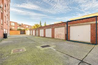 <p>Op zoek naar een veilige parkeerplaats of extra opslagruimte op een gunstige locatie? Ontdek dan deze gesloten manuele garagebox van ca. 16 m², rustig gelegen achter het appartementsblok aan de Laarsebaan 93 in Merksem.</p>
<p>De garagebox bevindt zich op een achterliggend terrein en is bereikbaar via de linkerzijkant van het appartementsgebouw aan Laarsebaan 87. Hierdoor geniet je van rust, privacy en extra veiligheid. De garage is bovendien zeer goed onderhouden en asbestveilig, waardoor je ze meteen zonder zorgen kan gebruiken. Ideaal voor het parkeren van je wagen of motor, maar ook perfect als praktische opslagruimte.</p>
<p>Ook de ligging is hier een enorme troef. Dankzij de vlotte bereikbaarheid en de centrale ligging nabij belangrijke verbindingswegen is deze garagebox ideaal voor eigen gebruik, maar ook een interessante investering met aantrekkelijk verhuurpotentieel.</p>
<p><strong>Troeven:</strong></p>
<ul>
<li>
<p>Gesloten garagebox van ca. 16 m²</p>
</li>
<li>
<p>Zeer goed onderhouden en asbestveilig</p>
</li>
<li>
<p>Centrale en vlot bereikbare ligging</p>
</li>
</ul>
<p></p>