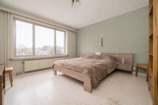 <p><span>Instapklaar 2-slaapkamerappartement met terras en garage (+€ 20.000).</span></p><p><span> </span></p><p><span> </span></p><ul><li><span>EPC B</span></li></ul><p><span> </span></p><ul><li><span>Kleinschalig gebouw (extreem lage gemeenschappelijke kosten)</span></li></ul><p><span> </span></p><ul><li><span>2 ruime slaapkamers (15,16 m² en 9,87 m²)</span></li></ul><p><span> </span></p><ul><li><span>Dak, keuken, badkamer, toilet en gasketel reeds vernieuwd</span></li></ul><p><span> </span></p><ul><li><span>Aangenaam terras</span></li></ul><p><span> </span></p><ul><li><span>Autostaanplaats in de gemeenschappelijke garage (+€20.000)</span></li></ul><p><span> </span></p><ul><li><span>Volledig uitgeruste keuken</span></li></ul><p><span> </span></p><ul><li><span>...</span></li></ul><p><span> </span></p><p><span>Dit lichtrijke appartement is gelegen in een </span><span>kleinschalig en verzorgd gebouw</span><span> met slechts twee wooneenheden, wat zorgt voor rust en privacy.</span></p><p><span>Het appartement bevindt zich op de </span><span>eerste verdieping</span><span> en is vlot bereikbaar via de trap.</span></p><p><span> </span></p><p><span>Bij het betreden van het appartement kom je in een </span><span>ruime inkomhal met praktische berging</span><span>.</span></p><p><span>Van hieruit stap je binnen in de </span><span>grote leefruimte met open keuken</span><span>.</span></p><p><span>De keuken is volledig uitgerust en laat niets te wensen over: een </span><span>stoomoven, combi-oven, gasvuur, dampkap, vaatwasmachine, koelkast en diepvriezer</span><span> maken koken hier een plezier.</span></p><p><span>Verder beschikt het appartement over een</span><span> gastentoilet</span><span>.</span></p><p><span>De </span><span>moderne badkamer</span><span> is afgewerkt met een stijlvolle inloopdouche en een lavabomeubel.</span></p><p><span>Er zijn </span><span>2 slaapkamers</span><span>, waarvan één toegang geeft tot het terras.</span></p><p><span> </span></p><p><span>De staanplaats in de inpandige garage dient aangekocht te worden voor €20.000.</span></p><p><span>Hierachter bevindt zich nog een extra privatieve berging met aansluiting voor de wasmachine en toegang tot een extra buitenruimte.</span></p><p><span> </span></p><p><span>De ligging is een absolute meerwaarde: het appartement bevindt zich op een </span><span>centrale en vlot bereikbare locatie in Duffel</span><span>, met winkels, openbaar vervoer, scholen en belangrijke invalswegen in de nabije omgeving.</span></p><p><span>Hier woon je comfortabel, met alles binnen handbereik.</span></p><p><span> </span></p>