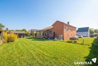 <p><span>Welkom in deze split-level woning in Oostham. Deze is meer dan een instapwoning voor jonge gezinnen. </span></p><p><span> </span></p><p><span>Deze thuis staat te blinken op een ruim perceel van 750 m².</span></p><p><span> </span></p><p><span> </span></p><p><span>De gerenoveerde keuken ligt naast de leefruimte en vormt zowat één harmonische ruimte. </span></p><p><span>Ideaal voor jonge gezinnen. Het natuurlijk licht stroomt rijkelijk binnen dankzij de talrijke grote ramen en glazen deuren die een direct uitzicht bieden op de tuin.</span></p><p><span> </span></p><p><span>De keuken is voorzien van voldoende kasten en een praktisch keukeneiland met ruim werkblad. Alle apparatuur is voorzien.</span></p><p><span> </span></p><p><span>Verder vindt u een badkamer met een bad met douchefunctie.</span></p><p><span> </span></p><p><span>De warme houten plafonds creëren een huiselijke sfeer maar kunnen desgewenst makkelijk een lichter tintje krijgen. <br />In de woonkamer vormt de schouw een gezellig ankerpunt.</span></p><p><span> </span></p><p><span>Op de splitlevel bovenverdieping bevinden zich 3 volwaardige slaapkamers. Vanop de gang bereik je de bergzolder.</span></p><p><span> </span></p><p><span>Gelijkvloers is er een inpandige garage en een ruime wasplaats.<br />Verder is er nog een kelder.</span></p><p><span> </span></p><p><span>De tuin heeft zeer veel potentieel: een ideale plek om een thuis te bouwen.</span></p><p><span> </span></p><p><span> </span></p><p><span>Renovatieverplichting residentiële gebouwen van toepassing.<br />Meer info: https://energiesparen.be/renovatieverplichting</span></p><p><span> </span></p><p><span>Bestuursmaatregelen in het maatregelenregister: nee</span><span> </span></p><p><span> </span></p><p><span>Ter info: bepaalde muren zijn mbv AI wit gemaakt en de beelden van de tuin zijn aangepast</span></p><p><span> </span></p>