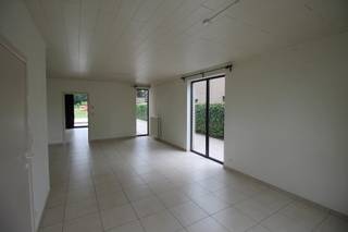 INDELINGGELIJKVLOERSInkomhal met trap naar 1ste verdieping, toiletruimte met handwastafeltje, woonkamer, keuken met aanbouwkeuken voorzien van...