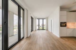 Gelegen op de eerste lijn aan de Schelde, in het prestigieuze residentiële project Scheldehof, bevindt zich dit hoogwaardig afgewerkte appartement met een uitzonderlijk frontaal uitzicht over de Schelde en de recent aangelegde kaaien.
Het appartement is gelegen op de eerste verdieping van een eigentijds gebouw met lift en combineert een moderne architectuur met een bijzonder aangename woonbeleving. Dankzij de ligging aan de waterzijde geniet de leefruimte van een prachtig, open uitzicht en een unieke connectie met de omgeving.
De indeling omvat een ruime en lichtrijke leefruimte met open, volledig geïnstalleerde keuken en aansluitende berging. Verder beschikt het appartement over twee volwaardige slaapkamers, een afzonderlijke douchekamer en een apart gastentoilet.
Het appartement wordt verhuurd voorzien van verlichting en gordijnen en is nog niet eerder bewoond geweest sinds de oplevering. De nieuwe huurder geniet bijgevolg van een eerste bewoning.
Een belangrijke troef is de dubbele kelderberging, die inbegrepen is in de huurprijs. Daarnaast is er in het gebouw een gemeenschappelijke fietsenberging voorzien.
Optioneel kunnen twee autostaanplaatsen worden bijgehuurd aan €125 per staanplaats per maand.
Huurprijs: €1.650 per maand
Gemeenschappelijke kosten: €150 per maand
Autostaanplaatsen: €125 per plaats per maand, optioneel
Kelderberging: dubbele berging inbegrepen
Beschikbaar: in overleg