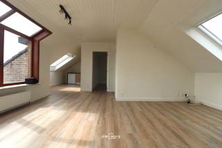 Bent u op zoek naar een gerenoveerd appartement met één slaapkamer, in het centrum van Temse? 
Lees en kijk dan snel even verder!<br />Dit appartement is gelegen in het centrum van Temse. Scholen, winkels en het openbaar vervoer zijn vlakbij. Dit (studio) appartement beschikt over één slaapkamer en bevindt zich op de derde verdieping. Er is een lift aanwezig t.e.m. de tweede verdieping. Dit appartement is recent gerenoveerd.<br />Indeling:
Inkomhal met rechtstreeks toegang tot de lichtrijke leefruimte met deels open keuken. De keuken is geïnstalleerd met kasten en toestellen. Badkamer met douche, lavabomeubel en toilet. Ruime slaapkamer. <br />De gemeenschappelijke kosten zijn inbegrepen in de huurprijs.
Dit appartement is onmiddellijk beschikbaar. 