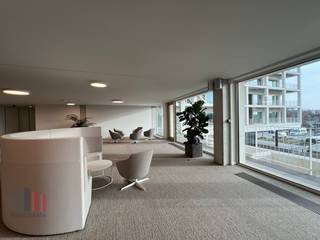 Exceptionally located office of 928 m² for rent, barely 500 m from the R4 with a beautiful view of the Ghent Water Sports Course. Also easy to reach by public transport: there are several bus stops nearby. <br /><br />The beautifully finished office is located on the first floor and forms part of an extremely high-quality and sustainable office project with meeting rooms, reception area, restaurant, terrace, ... The large windows allow for plenty of natural light. Ample parking possibilities in the vicinity. Available immediately!<br /><br />Contact PANORAMA B2B for further information, plans or a no-obligation site visit on 09 225 09 02.