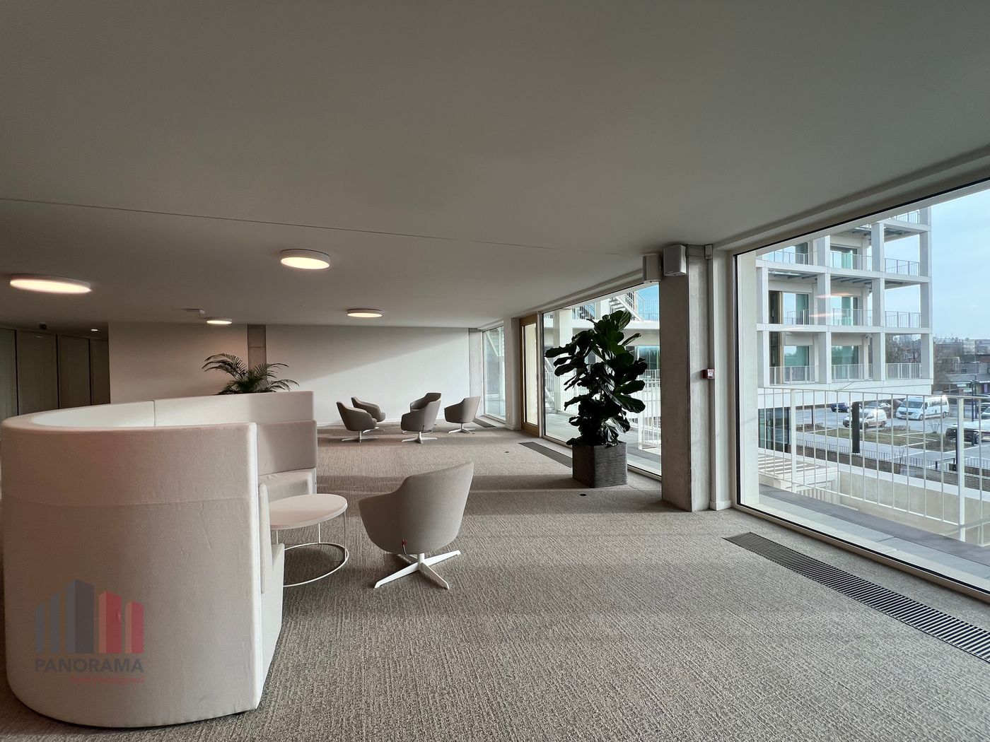 Sustainable 928 sqm office in exceptional location - photo 1