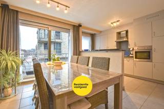 Energiezuinig appartement in hartje Diksmuide!<br /><br />Dit instapklare appartement bevindt zich in Residentie Polderzicht, op wandelafstand van de Grote Markt en diverse winkels.<br /><br />Via de inkomhal kom je binnen in de lichtrijke leefruimte met aansluitend een gezellig balkon. De volledig ingerichte keuken met handige berging biedt alle comfort.<br /><br />Het appartement beschikt over twee slaapkamers, waarvan één met toegang tot een ruim, zuid-gericht terras. De badkamer is uitgerust met een douche en een badkamermeubel met dubbele lavabo.<br /><br />Op het gelijkvloers is er bovendien een extra bergruimte voorzien.<br /><br />Het appartement is zowel een interessante investeringsopportuniteit als een aangename woonst voor eigen gebruik.<br /><br />Interesse? Maak dan nu een afspraak voor een bezoek ter plaatse.<br /><br />Neem voorsprong met een vrijblijvende en gratis schatting van uw eigendom via:<br />http://www.residentievastgoed.be/gratisonlineschatten<br /><br />EPC: B (Ref: NI26864)