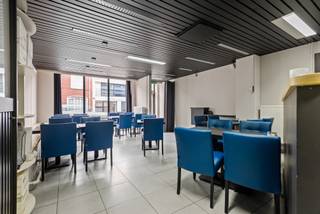 Instapklaar commercieel gebouw/handelshuis/horeca/kantoor/winkel met eventuele woonst op een zeer commerciële ligging met veel passage te...