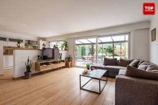 Deze instapklare woning is gelegen in de geliefde Camille d'Havestraat, een rustige en groene verkaveling met bosjes, wandelwegjes en een vijver vlakbij. Aansluitend bevindt zich de door Stad Gent beschermde groenzone Oude Bareel, wat deze buurt een bijzonder aangenaam karakter geeft. Winkels, scholen, horeca en openbaar vervoer liggen vlakbij, net als de belangrijkste invalswegen en het centrum van Gent.<br /><br />De woning werd in augustus 2021 grondig gerenoveerd met aandacht voor kwaliteit, comfort en energiezuinigheid. Zo werden hoogrendementsramen en -deuren van Deceuninck geplaatst, het dak, de spouwmuren en de verdieping volledig geïsoleerd en de plafonds vernieuwd. De badkamer en het sanitair werden volledig vernieuwd, net als de vloer op de bovenverdieping en in de veranda.<br /><br />Verwarming gebeurt via energiezuinige warmtepompen, die tegelijk ook voor airconditioning zorgen. Daarnaast zijn er een warmtepompboiler en een pelletkachel die via afstandsbediening of smartphone bediend kan worden. Het resultaat is een uitstekende energiescore met EPC-label A.<br /><br />De woning beschikt over 4 slaapkamers waarvan één ingericht is als bureau / dressing. Verder is er nog een inpandige garage. <br /><br />Een verzorgde, energiezuinige woning op een locatie waar groen, rust en bereikbaarheid perfect samengaan. Contacteer Top Vastgoed voer een bezoek op 0475 700 700.