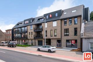 In het centrum van de Zeveneken vinden we deze casco handelsruimte met woonst, of volledige handelsruimte.  Deze handelsruimte is nog volledig zelf...