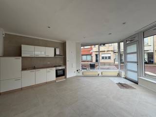 Appartement entièrement rénové au rez-de-chaussée avec deux chambres et deux salles de bains.Idéal pour un couple, une personne seule ou deux amis.- Salon spacieux et lumineux- Cuisine ouverte, entièrement équipée de placards et d'appareils électroménagers- Salle de bain avec douche, lavabo et toilettes- Deuxième salle de bain- Deux chambres à coucherChauffage : chauffage central au gaz