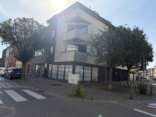 Modern duplexappartement gelegen op de tweede verdieping van een kleinschalige residentie zonder lift. Op de tweede verdieping bevindt zich een lichtrijke leefruimte met aansluitend een gezellig terras, een open en volledig ingerichte keuken en een apart gastentoilet met handlavabo. Via de interne trap bereikt u de derde verdieping, waar de nachthal toegang biedt tot twee volwaardige slaapkamers en een badkamer uitgerust met een ligbad voorzien van een douchescherm en een enkele lavabo. Verder is er op deze verdieping een praktische berging met de individuele gaswandketel. Tot het appartement behoort eveneens een privatieve kelderberging. Er is geen garage of autostaanplaats aanwezig. De maandelijkse lasten bedragen 75 € provisie voor de gemeenschappelijke delen. Individuele tellers voor verwarming, water en elektriciteit. Dankzij het EPC-label C geniet u bovendien van een energiezuinige woning met een gunstige energieprestatie.