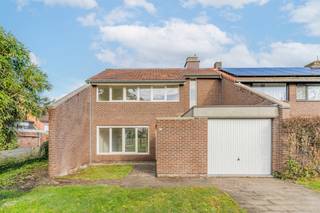 Ligging: Deze woning is gelegen in een rustige straat buiten het centrum van Turnhout. Vlakbij winkels, scholen en E34. Hierdoor geniet u van een vlotte bereikbaarheid en een aangename woonomgeving.
<div>
<section>
<div>
<div>
<div></div>
</div>
</div>
</section>
</div>
<div></div>
Omschrijving: Deze gerenoveerde halfopen bebouwing biedt een ideale combinatie van comfort en ruimte. Bij het betreden van de woning komt u in de inkomhal. Aan de linkerkant bevindt zich de lichtrijke woonkamer. Wanneer u verder door de hal loopt, bereikt u de keuken. Naast de keuken bevindt zich een praktische doorgang met toegang tot de tuin. De inkomhal beschikt daarnaast over een gastentoilet en een trap naar de bovenverdieping.
<p>Op de bovenverdieping bevinden zich drie volwaardige slaapkamers, een berging en een badkamer uitgerust met een inloopdouche, toilet en lavabo.</p>
<p>Verder beschikt de woning over een garage en een ruime, onderhoudsvriendelijke tuin.</p>
<p>Kortom, een ideale gezinswoning voor wie op zoek is naar een instapklare woning met alle nodige voorzieningen.</p>