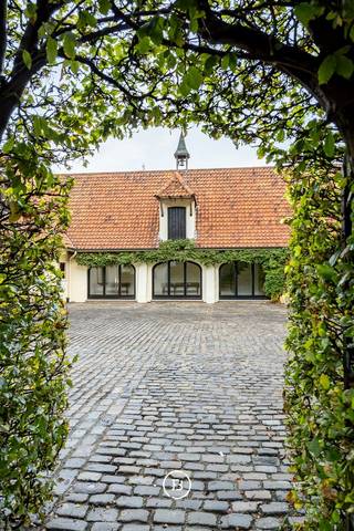 Te midden van het groene en rustige Hertsberge ontvouwt zich dit prachtig landhuis, bereikbaar via een statige oprijlaan geflankeerd door...