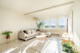 Dit aangename appartement is gelegen in Halle, op een gunstige locatie nabij winkels, scholen, openbaar vervoer en belangrijke invalswegen. Dankzij de centrale ligging bevinden verschillende voorzieningen zich op korte afstand.
We betreden het appartement via de inkomhal die toegang geeft tot de verschillende ruimtes. De ruime leef- en eetruimte sluit aan op de keuken en vormt een aangenaam geheel. Via de inkomhal bereiken we eveneens de badkamer, uitgerust met een inloopdouche, lavabo en aansluiting voor een wasmachine. Verder beschikt het appartement over een apart toilet in de hal.
Het appartement beschikt daarnaast over twee slaapkamers, ideaal als hoofdslaapkamer, kinderkamer of bureauruimte.
Dankzij de praktische indeling en de centrale ligging is dit appartement ideaal voor starters, koppels of als interessante investering.