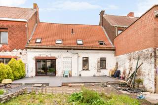 Te renoveren/af te werken woning met grote zuidgerichte tuin in het centrum van Anserœul<br /><br />In het hart van het rustige Anserœul bevindt zich deze ruime gezinswoning met tal van mogelijkheden. Dankzij de centrale ligging geniet u van een vlotte verbinding naar Tournai in slechts 20 minuten en naar Ronse en Avelgem op ongeveer 15 minuten.<br /><br />De woning beschikt over een grote zuidgerichte tuin en een ruim terras waar u de hele dag van de zon kan genieten. Op het gelijkvloers vindt u een ruime leefruimte met zicht en toegang tot de tuin, een grote geïnstalleerde leefkeuken, een badkamer met lavabo en bad, evenals een praktische wasplaats/technische ruimte.<br /><br />Via de open trap bereikt u de eerste verdieping met maar liefst vijf slaapkamers en een douchekamer uitgerust met douche en lavabo. Daarnaast is er nog een grote zolder aanwezig, ideaal als extra bergruimte.<br /><br />Extra troef is het bijgebouw dat perfect dienst kan doen als opslagruimte, atelier of hobbyruimte.<br /><br />Deze woning biedt enorm veel potentieel voor wie op zoek is naar ruimte en een rustige ligging in een charmant dorp.<br /><br />Dit zoekertje omvat enkele AI-gegenereerde visualisaties.<br />Meer info of plan je bezoek: wim@immobeguin.be<br />Te koop via Immo Beguin, uw vastgoedexpert sinds 2009, met kantoren in Ronse, Waregem, Kortrijk, Deinze, Doornik en Lessen.