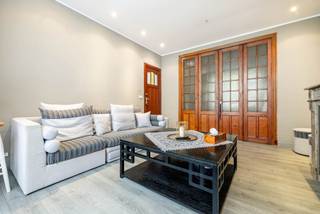 <p>Laeken – Stuyvenbergh à proximité du CHU Brugmann et de l’Atomnium – belle Maison unifamiliale de ±215m² habitables avec jardin datant de 1922 sur un terrain de ±1,90 are.</p>
<p><u>Rez-de-jardin</u> :</p>
<ul>
<li>Hall ±12m²</li>
<li>Salon ±18m² - Carrelages</li>
<li>SAM avec cuisine équipée ±22m²</li>
<li>Accès vers terrasse ±10m² et jardin ±90m² (Sud-Est)</li>
</ul>
<p><span>Rez-de-chaussée</span> : Bel Etage :</p>
<ul>
<li>Chambre1 (actuellement 2<sup>ème</sup> salon) ±20m² - Quick-Step</li>
<li>Chambre2 ±18,5m²</li>
<li>SDD (douche, lavabo, WC, emplacement pour machine à laver)</li>
<li>Bureau/pièce polyvalente ±9m²</li>
</ul>
<p><u>1<sup>er</sup> étage</u> :</p>
<ul>
<li>Palier</li>
<li>Chambre3 ±17m² - Quick-Step</li>
<li>Chambre4 ±17m² - Quick-Step – balcon avant</li>
<li>SDD (douche, lavabo, WC)</li>
</ul>
<p><u>2ème étage (combles) :</u></p>
<ul>
<li>Chambre 5 ± 30m² avec cuisine et coin douche (douche, lavabo, WC)</li>
</ul>
<p><span>Grenier</span> : ±8m²</p>
<p>Cave ±10m², WC, chaudière gaz et boiler eau chaude</p>