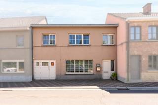 [[ DIT PAND NEEMT DEEL AAN DE ERA OPEN HUIZEN DAG OP 19/9 VAN 16:00 TOT 17:00 ]]
<p>Bent u op zoek naar een ruime gezinswoning met tal van mogelijkheden? Dan is deze woning in de Onkerzelestraat 323 te Geraardsbergen zeker een bezoek waard.</p>

<p>Bij het binnenkomen wordt u verwelkomd in een aangename leefruimte met aansluitend een gezellige veranda, waar u het hele jaar door kunt genieten van het prachtige uitzicht op de tuin. Dankzij de <strong>zuidgerichte tuin en het zonnige terras</strong> geniet u hier optimaal van het buitenleven. De ruime tuin beschikt bovendien over een charmante <strong>boomgaard</strong>, een heerlijke plek voor jong en oud.</p>

<p>De woning telt <strong>3 volwaardige slaapkamers</strong> en <strong>2 badkamers</strong>. De masterbedroom biedt extra comfort dankzij een <strong>eigen dressing</strong> en een <strong>ensuite badkamer</strong>, waardoor u geniet van alle privacy.</p>

<p>Een absolute troef van deze eigendom is de <strong>dubbele toegang</strong>. Vooraan bereikt u de woning via de voordeur of de garage. Achteraan beschikt het perceel over een <strong>aparte oprit met een tweede garage</strong>, ideaal voor extra parkeergelegenheid, het stallen van een mobilhome of aanhangwagen, een hobbyruimte of een vlotte toegang tot de tuin.</p>

<p>Ook op energetisch vlak zit u goed dankzij een <strong>EPC-label C</strong>, waardoor u geen onmiddellijke renovatieverplichting heeft.</p>

<p>Kortom, deze woning combineert ruimte, comfort, een praktische indeling en een uitzonderlijke bereikbaarheid met een prachtige tuin op een interessante ligging in Geraardsbergen.<br />*De eerste foto is een AI foto die aantoont hoe de woning eruit kan zien met witte crepi. </p>

<p>Interesse? Neem vandaag nog contact met ons op en ontdek zelf alle troeven van deze woning tijdens een bezoek.</p>