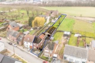 Bent u op zoek naar een woning met loods? Dat mag u deze unieke kans niet laten voorbijgaan!<br /><br />Deze solide woning dient naar eigen smaak en wensen opgefrist te worden. Het goed is gelegen op een praktische en aangename locatie, op korte afstand van het station, winkels, scholen en belangrijke verbindingswegen.<br /><br />Bij het betreden van de woning komt u binnen in een inkomhal die toegang geeft tot de ruime leefruimte, aansluitend bevindt zich een 2<sup>de</sup> leefruimte en keuken.<br /><br />Via de trap in de inkomhal – en eveneens via de trap in de keuken – bereikt u de eerste verdieping. Hier vindt u 3 ruime slaapkamers en badkamer. De zolderverdieping biedt bijkomende uitbreidingsmogelijkheden en kan volledig naar wens afgewerkt worden. Kelder aanwezig.<br /><br />De absolute troef bevindt zich buiten: naast verschillende opberghokken beschikt deze eigendom over een indrukwekkende hangaar van maar liefst +/- 165 m², poort heeft een hoogte van 3.6 m / breedte van 3.3 m. Perfect voor zelfstandigen, opslag, een atelier, werkruimte, hobbyruimte, het stallen van voertuigen, paarden of het combineren van wonen en werken.<br /><br />Achterliggend bevindt zich een ruim, zuid gericht perceel van ongeveer ca 7a 60ca bestaande uit tuin en weide. Een ideale plek voor tuinliefhebbers, dierenliefhebbers of gezinnen die houden van buitenruimte. Extra troef: dit perceel is bereikbaar via een achterliggende landweg, wat zorgt voor bijkomende toegankelijkheid.<br /><br />Aan parkeermogelijkheden geen gebrek – er zijn 3 buitenstaanplaatsen voorzien aan de woning.<br /><br />Dankzij de royale buitenruimte, de multifunctionele hangaar en de solide basis van de woning biedt dit pand enorm veel potentieel voor wie de handen uit de mouwen wil steken en een eigendom volledig naar eigen noden wil inrichten.<br /><br />Bent u klaar om van dit project uw droomwoning met werkruimte te maken? Contacteer ons vandaag!<br /><br />Dit pand is onderhevig aan de renovatieverplichting opgelegd door de Vlaamse overheid voor residentiële gebouwen. Meer informatie vindt u op de website van het Vlaams Energie- en Klimaatagentschap.