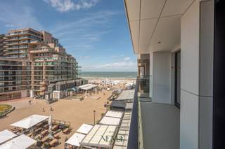 In an absolutely top location in Knokke, on the coveted Van Bunnenplein, you will find this furnished apartment on the fourth floor. Thanks to its central location, you can enjoy easy accessibility, just a few steps from the promenade, the beach, the shops, and the numerous restaurants that make Knokke so attractive.<br /><br />The bright living room opens onto a pleasant sun terrace where you can enjoy the afternoon sun and a lateral sea view. The semi-open, equipped kitchen complements the living space and offers all the basic comforts. Furthermore, the apartment has a practical storage room with a connection for a washing machine, a bathroom, and two full-size bedrooms, one with a double bed and one with two single beds.<br /><br />Although the interior currently has a charming vintage look, the exceptional location is undoubtedly the biggest asset of this apartment. An interesting opportunity for those looking for a seaside stay with an excellent location, plenty of natural light, and a sunny terrace in the heart of Knokke.