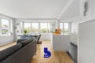 Dit perfect instapklare appartement geniet een uiterst gunstige ligging vlakbij het centrum van Oostende. Om de hoek bevindt zich het groene Maria Hendrikapark, en dankzij de onmiddellijke aansluiting op de A10 heeft u een vlotte verbinding richting Bredene, Brugge en het binnenland. Ook het station, een supermarkt en een kinderspeeltuin bevinden zich op wandelafstand.<br /><br />Ontdek dit prachtig hoekappartement op de eerste verdieping waar licht, ruimte en verfijning naadloos samenkomen. Dankzij de gunstige hoekligging en de grote raampartijen geniet je hier de hele dag door van een overvloed aan natuurlijk licht, wat zorgt voor een open, warme en bijzonder aangename leefomgeving.<br /><br />De afwerking is van hoog niveau en straalt klasse en kwaliteit uit in elk detail. De keuken werd op maat gemaakt door een schrijnwerker en vormt het hart van de woning, met een elegante Corian werkblad en kwalitatieve toestellen van Siemens en Novy die perfect aansluiten bij het stijlvol geheel. Doorheen het appartement zorgen ingemaakte kasten in de leefruimte, inkomhal en beide slaapkamers voor een praktische indeling en een optimaal gebruik van de beschikbare ruimte.<br /><br />Met twee volwaardige en ruime slaapkamers biedt dit appartement alle comfort voor zowel eigen bewoning als investering. De badkamer is uitgerust met een bad en geïntegreerde douche en ook hier werd gekozen voor een tijdloze en verzorgde afwerking. Bovendien werd het appartement volledig gerenoveerd, waarbij ramen, leidingen, elektriciteit en meer werden vernieuwd waardoor je zonder zorgen meteen kan intrekken. Ook het gebouw werd onderworpen aan vernieuwingen zo werd het dak en de lift recent vernieuwd. <br /><br />Een extra troef is het ruime terras in padoek waar je in alle rust kan genieten van de ochtend- en middagzon.<br /><br />Het appartement is asbestveilig en heeft een conforme keuring van elektrische installaties. Mits het plaatsen van een warmtepomp bekom je een EPC 'B'. <br /><br />De ligging maakt het plaatje compleet: rustig en groen, vlak bij het park, en tegelijk op wandelafstand van het centrum. Met een bushalte om de hoek en een lift en fietsenberging in het gebouw, geniet je hier van een perfecte combinatie van bereikbaarheid en comfort.<br /><br />Tot slot is er de mogelijkheid om het appartement bemeubeld aan te kopen, wat het extra aantrekkelijk maakt voor wie op zoek is naar een zorgeloze start of een interessante investering.