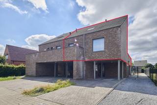Ben je op zoek naar een ruim appartement met 2 staanplaatsen vlakbij het centrum van Hechtel? Dan is deze duplex met een woonoppervlakte van 136m2 precies wat je zoekt! <br />De blok werd gebouwd in 2008 en werd eerder een aantal jaren bewoond door de huidige eigenaar. Momenteel is er een huurcontract lopende met de legerbasis waarbij je een huuropbrengst van 1.050 euro ontvangt. Indien je het zelf wenst te betrekken, kan het appartement vrij zijn bij akte. Zo niet, kan het huidige huurcontract ook worden overgenomen.<br />Het gebouw is gelegen in een rustige wijk vlakbij het centrum. Daarnaast beschikt de duplex over een prachtig en Zuid gericht privéterras.  <br /><br />INDELING: <br />Gelijkvloerse verdieping:<br />- 2 privé parkeerplaatsen<br />- Gemeenschappelijke fietsenberging<br /><br />Verdieping 1: <br />- Inkomhal<br />- Apart toilet<br />- Leefruimte <br />- Open keuken<br />- Berging<br /><br />Verdieping 2:<br />- Nachthal<br />- 2 ruime slaapkamers <br />- Badkamer met toilet, douche en ligbad<br />- Extra wasplaats/berging<br /><br />Kelder/Zolder: <br />Zolderruimte toegankelijk via het luik in de nachthal.<br /><br />Tuin/Terras:<br />Zuidgericht privéterras zonder inkijk en van maar liefst 37m2.<br /><br />EXTRA TROEVEN:<br />+ EPC 120 kwh (B)<br />+ Elektriciteit conform<br />+ Geen gemeenschappelijke kosten <br />+ 2 Privé autostaanplaatsen<br />+ Aparte inkom<br /><br />INTERESSE:<br />Wil je deze duplex graag bezichtigen of wens je meer informatie? Neem contact met ons op en we helpen je dichtblij verder!