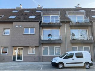 <p>Welkom in dit gezellige appartement, gelegen op de eerste verdieping van de Boulezlaan in Waregem.<br />Met een praktische indeling biedt deze woonst alle nodige comfort die u zich kunt wensen.<br />De bewoonbare ruimte bestaat uit een lichte woonkamer die moeiteloos overgaat in een uitnodigende keuken met alle apparatuur.<br />Er zijn twee slaapkamers en een moderne badkamer met inloopdouche.<br />Met een garage, een extra parkeerplaats en kelderberging beschik je over veel extra ruimte.</p>
<p>De ligging is ideaal, nabij het station en met alle nodige voorzieningen binnen wandelbereik.<br />Het appartement is sowieso beschikbaar vanaf 01/12/2026, maar kan in overleg eventueel vroeger vrijkomen.<br />Stuur ons gerust een mail voor een vrijblijvend bezoek.</p>