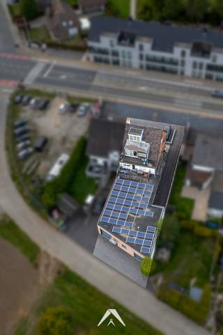 Ontdek dit veelzijdige gebouw in Beveren-Leie op een commerciële ligging: een kantoorruimte van ca 221 m² met extra garage, gecombineerd met...