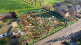 <h3>Bouwgrond voor open bebouwing van ca. 870 m² in rustige residentiële verkaveling</h3>
<p>In een <strong>rustige en residentiële verkaveling</strong>, gekenmerkt door eengezinswoningen, bieden wij deze <strong>ruime bouwgrond voor open bebouwing</strong> aan met een oppervlakte van ca. <strong>870 m²</strong>. De ligging combineert <strong>rust en privacy</strong> met een <strong>goede bereikbaarheid</strong> naar winkels, scholen en belangrijke verbindingswegen.</p>
<p>Het perceel beschikt over een <strong>straatbreedte van ca. 15 m</strong> en een <strong>diepte van ca. 52 m</strong>. De voorziene bouwzone van ca. <strong>153 m²</strong> laat toe een <strong>hedendaagse gezinswoning of villa</strong> te realiseren, volledig volgens eigen architecturale wensen.<br />Dankzij de <strong>duidelijke en juridisch zekere verkavelingsvoorschriften</strong> geniet u maximale rechtszekerheid bij het bouwen.</p>
<p><strong>Bestemming:<br /></strong>- Residentieel wonen<br />- Enkel eengezinswoning toegestaan (zorgwoning inbegrepen)<br />- Geen meergezinswoning of woningsplitsing<br />- Beperkt vrij beroep of kantoor aan huis mogelijk (max. 40 m², ondergeschikt aan wonen)<br />- Geen commerciële bestemming</p>
<p><strong>Bouwvoorschriften (samengevat):<br /></strong><em><strong>Type bebouwing</strong><br /></em>- Open bebouwing<br />- Goedgekeurde verkaveling – privaat domein<br />- Geen gemeenschappelijke delen</p>
<p><em><strong>Afmetingen & inplanting</strong><br /></em>- Bouwbreedte: max. 9,00 m<br />- Bouwdiepte: gelijkvloers: max. 17,00 m en verdieping: max. 13,00 m<br />- Voorgevel op 8,00 m uit rooilijn en 17,00 m uit as van de weg<br />- Zijgevels op min. 3,00 m van de perceelsgrenzen<br />- Niet verplicht de volledige bouwzone te bebouwen</p>
<p><em><strong>Hoogtes & bouwlagen</strong><br /></em>- Maximaal 2 bouwlagen<br />- Hellend dak: + 1 dakverdieping mogelijk<br />- Plat dak: geen dakverdieping<br />- Max. kroonlijsthoogte: 6,50 m<br />- Max. nokhoogte: 11,00 m<br />- Vloerpeil max. 0,30 m boven straatniveau<br /><br /><em><strong>Dak & materialen</strong><br /></em>- Hellend dak (pannen, (kunst)leien of zink) of plat dak (roofing, rubber, grind of groendak)<br />- Dakuitbouwen niet toegestaan<br />- Zonnepanelen toegelaten conform regelgeving<br />- Gevelafwerking in gevelsteen en/of pleister, eventueel gecombineerd met hout, natuursteen of metaal (max. 20% per gevel)</p>
<p><em><strong>Ondergronds & bijgebouwen</strong><br /></em>- Ondergronds gedeelte toegestaan (beperkt tot bovengrondse bebouwde oppervlakte)<br />- Aangebouwde bijgebouwen (veranda, carport, uitbouw) toegelaten binnen bouwzone<br />- Open carport met plat dak (max. 3 m hoog) mogelijk in zijtuinstrook, mits voorwaarden<br />- Open carports en vrijstaande constructies samen max. 60 m² per lot</p>
<p><em><strong>Terrassen & verharding</strong><br /></em>- Niet-overdekte terrassen en verhardingen samen max. 70 m²<br />- Waterdoorlatende materialen verplicht (behoudens terras bij correcte afwatering)</p>
<p><em><strong>Tuin & terrein</strong><br /></em>- Vlak terrein<br />- Geen reliëfwijzigingen toegestaan<br />- Niet-bebouwde delen aan te leggen als tuin met groenaanplanting</p>
<p><strong>Troeven:<br /></strong>- Ruim perceel van ca. 870 m²<br />- Open bebouwing<br />- Rustige en residentiële ligging<br />- Duidelijke en flexibele bouwvoorschriften<br />- Ideaal voor gezinswoning of villa</p>
<p><strong>Vraag de volledige bouwvoorschriften op bij ons kantoor.</strong></p>