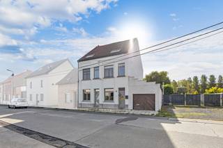 <p>Op een rustige locatie in de Weverstraat te Roosdaal, vindt u deze verzorgde woning op een perceel van 8a49ca.</p><p>De inkomhal van 14 m² is voorzien van een gastentoilet en geeft ons toegang tot zowel de lichtrijke woonkamer als een eerste slaapkamer of bureau (15m²) en de ruime garage (35m²). Verder vinden we op het gelijkvloers nog een volledig uitgeruste keuken en een veranda van 22m².</p><p>Op de bovenverdieping treft u 3 slaapkamers aan van respectievelijk 14,5 m², 15 m² en 12 m² aangevuld met een badkamer die voorzien is van zowel een ligbad, als een douche en ook het 2de toilet.</p><p>De ruime zolder bereik je via de vaste trap en biedt ons nog extra uitbreidingsmogelijkheden!</p><p>Buiten geniet u van een zuidgerichte tuin, een zonnig terras en een oprit. <br />Enkele troeven: Elektriciteit conform - Rolluiken - Airco in de woonkamer voorzien</p><p> </p><p>Ideale ligging: Landelijk, maar toch nabij winkels, scholen, een sportcentrum, openbaar vervoer, en de invalswegen richting onder andere Ninove, Liedekerke en Brussel. EPC - E (renovatieverplichting van toepassing)</p>
