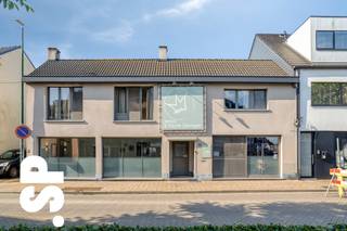 <strong>Handelspand 148m² met gerenoveerd appartement 151m².<br /><br /></strong>Indeling handelszaak: een ruime eetplaats met tal van natuurlijk lichtinval en zitplaats voor +- 40 personen, een grote werkbank/toog, twee gerenoveerde toiletten (M/V), een perfect onderhouden keuken met achterliggend twee koelcellen en extra stockageruimte.<br />Indeling appartement 1e verdiep: ruime traphal, leef- een eetruimte met toegang tot het terras, keuken, gastentoilet, zeer ruime badkamer met wasmachien aansluitingen, drie slaapkamers waarvan één met ingemaakte kasten en één met een ensuite (extra) badkamer.<br /><br />Het gebouw is doorheen de jaren gerenoveerd en begeeft zich in zeer goede staat.<br />Dit handelspand ligt op een uitstekende commerciële ligging, midden in het levendige dorpscentrum. Dankzij de centrale locatie geniet je van een constante stroom voorbijgangers, scholieren, werknemers, .... In de directe omgeving vind je voldoende parkeergelegenheid, wat zorgt voor een vlotte bereikbaarheid en een hoge zichtbaarheid.<br /><br />EPC: Label C.<br /><br />Extra troeven: <br />- Verwarming op gas en airco's zowel op het gelijkvloers als de 1e verdieping<br />- Dubbele beglazing (pvc) van 2011<br />- Groot appartement boven de zaak<br />- Overname mogelijk<br /><br />Wenst u graag meer info of een bezoek? Contacteer IMMO SP op het nummer 014/51.95.00 of via caro@immosp.be