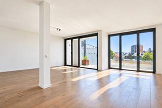 <p>Op een absolute toplocatie in het centrum van de stad bevindt zich deze schitterende duplex penthouse van ca 134 m². De combinatie van een kwalitatieve afwerking, royale buitenruimtes en een bijzondere lichtinval maakt van dit appartement een unieke stadswoning. <br /><br />U betreedt de penthouse op de vierde verdieping via de inkomhal, voorzien van een gastentoilet en vestiairekast. Vanuit de inkomhal heeft u enerzijds toegang tot de leefruimte en anderzijds tot de trap die leidt naar de bovenverdieping.<br /><br />De leefruimte met gezellige gashaard vormt het hart van de woning en geniet dankzij de talrijke raampartijen van veel natuurlijk licht. Aansluitend bevindt zich de open keuken, uitgerust met een koelkast, diepvriezer, vaatwasser, keramisch kookvuur en oven.<br /><br />Met een ruim terras van ca 35 m² aan de achterzijde en een zonnig balkon aan de voorzijde geniet u van aangename buitenruimtes met de stad als decor, midden in het centrum.<br /><br />Op de vijfde verdieping bevinden zich twee slaapkamers. De master bedroom beschikt over een praktische walk-in kledingkast. De badkamer is uitgerust met een combinatie van bad en douche en een designlavabo.<br /><br />Verder beschikt de woning over een afzonderlijke berging met aansluitingen voor wasmachine en droogkast. De doorlopende parketvloer zorgt voor een warme en stijlvolle uitstraling doorheen het appartement.<br /><br />Een privatieve kelderberging is inbegrepen. Twee autostaanplaatsen kunnen worden aangekocht aan € 45.000/stuk excl. registratiebelasting.<br /><br />Een uitzonderlijke duplex penthouse met veel licht, buitenruimtes en een centrale ligging.</p>
