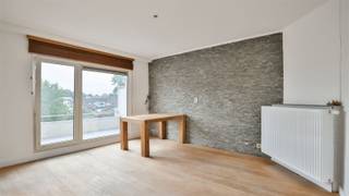 Pal in het centrum van Edegem, met zicht op het gemeenteplein en het oude gemeentehuis, bieden wij u dit  gerenoveerd appartement (60m²) met...