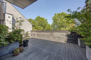 <p><span>Achter deze prachtige eclectische gevel gaat een woning schuil die je onmogelijk vanop straat kunt inschatten. Wat ooit een klassieke stadswoning was, groeide door een doordachte renovatie uit tot een unieke architecturale thuis waar licht, ruimte en beleving centraal staan. Dankzij de speelse split-levelindeling, de centrale patio, het royale dakterras en de indrukwekkende leefkeuken voelt elke verdieping anders aan, terwijl het geheel één harmonieus verhaal vormt. Een zeldzame woning voor wie houdt van karakter, design en wonen met</span><span> </span><span>een eigen identiteit.</span></p><p><span> </span></p><p><span> </span></p><p><span>Architectuur die je stap voor stap ontdekt</span><span><br />Van zodra je de dubbele voordeur opent, merk je dat dit geen doorsnee stadswoning is. De brede inkomhal baadt in het daglicht dankzij de hoge ramen aan beide zijden van de woning. De tweede inkom achteraan is bijzonder praktisch en de ruimte kan perfect multifunctioneel ingezet worden, als werkruimte/ fietsenberging/ atelier,… je vindt er ook de technische ruimte terwijl een aparte wasruimte en de kelder het dagelijkse comfort compleet maken.<br />Wat deze woning echt bijzonder maakt, is de manier waarop de verschillende niveaus met elkaar verbonden zijn. Geen lange donkere gangen of afgesloten verdiepingen, maar een speelse circulatie waarbij je telkens nieuwe zichten krijgt op de woning. De centrale patio brengt het daglicht tot diep in het huis en zorgt ervoor dat de verschillende leefruimten voortdurend met elkaar in verbinding staan.<br />De eerste verdieping is volledig ingericht als slaapverdieping. De master bedroom vormt een rustige privésuite met een ruime dressing en een ensuite badkamer. Daarnaast zijn er nog twee slaapkamers met zicht op het groen en een tweede douchekamer.</span></p><p><span> </span></p><p><span>Leven op verschillende niveaus</span></p><p><span>De tweede verdieping vormt een heerlijke overgang. De lichte zitkamer kijkt uit op het groen en sluit aan op een gezellige tv-hoek. Daarnaast bevindt zich een bureau op maat met ingemaakte kasten. Centraal ligt een patio die het natuurlijke licht diep de woning in trekt en een bijzonder gevoel van openheid creëert.<br /><br /></span></p><p><span>Een keuken waar het leven zich afspeelt</span></p><p><span>Helemaal boven bevindt zich de leefkeuken van ongeveer 30 m². De maatwerkkeuken met natuurstenen werkblad, Lacanche-gasfornuis, Quooker, grote koelkast en veel kastruimte vormt het kloppende hart van de woning. Via de grote schuiframen stap je naar het oostgerichte dakterras van 17 m² met zicht op de boomkruinen.</span></p><p><span> </span></p><p><span>Een buurt waar je graag thuiskomt</span><span><br />De Stanleystraat ligt op de grens van Oud-Berchem, Zurenborg en het Groen Kwartier. 's Morgens wandel je naar Polly voor een specialty coffee of spreek je af bij Café Service op de hoek van de straat. Station Antwerpen-Berchem, winkels, restaurants en openbaar vervoer liggen allemaal op wandelafstand.</span></p><p><span> </span></p>