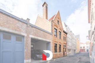 Maak kennis met een uitzonderlijk vernieuwbouw-aanbod in het hart van Brugge gelegen in de idyllische Groeninge-wijk nabij de O.L.V-kerk, de Bonifaciusbrug, De Dijver en tal van andere gezellige Brugse plekken. Deze burgerwoning werd van kop tot teen heropgebouwd tot "het huis van toekomst" met een E-peil van E55. Achter de prachtig gerestaureerde en authentieke gevel vinden we een technisch hoogstandje terug. <br /><br />Deze totale verbouwing werd uitgevoerd onder het nauwlettend oog van een gekende architect en aannemer gespecialiseerd in dit type burgerwoningen.<br />Zo werden overal nieuwe technieken geplaatst, nieuw dak + isolatie, nieuwe ramen (driedubbele beglazing), regenput, isolatie van alle muren en gevels, verwarming via warmtepomp in combinatie met zonnepanelen op het dak, etc. <br /><br />Deze vernieuwbouw burgerwoning beschikt over 4 slaapkamers, 2 badkamers en een uiterst gezellige en lichtrijke leefruimte opgedeeld in een zitkamer, bibliotheek, eetkamer en open keuken met kookeiland. <br />De leefkeuken werd elegant verwerkt in een nieuwe moderne uitbouw met enorme glaspartijen (driedubbel glas met Schuco-profielen) die frontaal zicht heeft op de unieke stadstuin met bijgebouw. <br />Het bijgebouw kan perfect worden omgevormd tot bureelruimte/ hobbyruimte/ atelier... <br /><br />Deze woning is momenteel nog in de laatste afwerkingsfase, maar zal volledig afgewerkt en zelfs geschilderd worden inbegrepen in deze verkoopprijs. <br /><br />Er is een mogelijkheid om een garagebox te huren op 200m van de woning.<br />Deze vernieuwbouw woning zal volledig afgewerkt worden verkocht en valt volledig onder aankoop aan registratierechten.<br /><br />Contacteer ons snel voor een werfbezoek ter plaatse of voor meer info via info@delbecque.immo of 050 45 03 45.