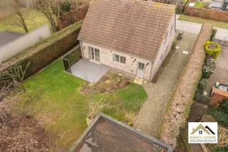 Deze vrijstaande woning is gelegen in een heel rustige woonwijk, op de rand van Lochristi. Via een leuke inkomhal (met gastentoilet) kom je tot in de ruime leefruimte, waar de vele raampartijen zorgen voor een aangename lichtinval. De haard zorgt dan weer voor extra gezelligheid in de donkere wintermaanden. De aanpalende keuken is ruim en praktisch ingericht, en zo kom je verder tot in de inpandige garage met plaats voor extra opbergruimte en een wasplaats. Op de eerste verdieping is er voorzien in drie ruime slaapkamers, en een badkamer met zowel ligbad als douche. Veel extra opbergruimte vinden we terug in de vrijstaande garage, op het einde van een lange oprit met plaats voor meerdere wagens. Genieten van het buitenleven kan in alle rust op het ruime terras in de leuke tuin. Inschrijven via mail naar tommy@immo-home.be, geen telefonische inschrijvingen! Volg ons op Fb en Insta. Voor meer info: www.immo-home.be. GRATIS SCHATTING &amp; GRATIS FINANCIEEL ADVIES