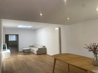 <strong>Gerenoveerde rijwoning met 3 slaapkamers, tuin en garagebox. EPC 156 kWh/m²j/ Label B</strong><br /><br />Indeling: Op de gelijkvloerse verdieping: Inkomhal met apart toilet, volledig geïnstalleerde keuken, berging met aansluiting voor wasmachine en droogkast en toegang naar kelder, ruime en lichtrijke leefruimte, tuin met garagebox. Garagebox is toegankelijk via de achterkant van het gebouw en biedt nog een extra parkeerplaats. <br />Op de eerste verdieping bevindt zich de badkamer met ligbad, badkamermeubel en toilet, 1 ruime slaapkamer. Op de tweede verdieping bevinden zich nog 2 slaapkamers. <br /><br />De woning is volledig gerenoveerd en is voorzien van centrale verwarming op gas. Huurprijs 1.080 euro/maand. Alle verbruik is individueel. Beschikbaar vanaf 1 oktober 2026. <br /><br /><strong>Interesse? Mail naar info@immogve.be of bel naar 016/56.56.14 </strong>