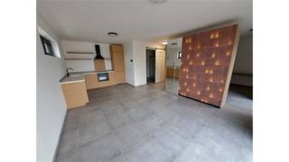 Een mooi afgewerkte en energiezuinige nieuwbouwstudio op de eerste verdieping bestaande uit een woonruimte met open, ingerichte keuken en...