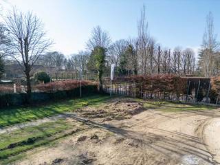 Gelegen aan de kruising van de Fazantenlaan met de Wortegemseweg maakt deze bouwgrond met een oppervlakte van 863 m² deel uit van een rustige villawijk. De tuin is georiënteerde op het aangename zuidoosten. Deze woonbuurt is uitermate interessant voor wie niet in het bruisende centrum van Waregem wil wonen, maar de stad graag dichtbij heeft.<br /><br />Op deze bouwgrond zijn de architectuur en het ontwerp volledig vrij te kiezen. Val je voor de charme van een landelijke woning of ga je voluit voor een strak-moderne villa? Jij beslist hoe je toekomstige droomwoning eruitziet. Zowel wat vormgeving, indeling als afwerking betreft. Dumobil Villabouw realiseert met jou en een architect naar keuze je nieuwe thuis.<br /><br />De realisaties hier getoond zijn puur ter inspiratie.<br /><br />Interesse? Aarzel niet en contacteer ons vrijblijvend voor een afspraak of bezoek ter plaatse. Onze bouwadviseur geeft je met veel plezier meer informatie over onze aanpak en de specifieke mogelijkheden qua ontwerp, architectuur, afwerking, indeling,… Bel ons op: 051 40 10 12 - Bezoek onze website: www.dumobil.be/nl/villabouw/bouwgronden/villabouw-waregem