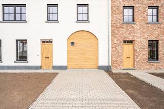 Deze energiezuinige nieuwbouwwoning geniet van een uitstekende ligging in het hart van Weelde. Gelegen in een rustige en kindvriendelijke omgeving bevindt u zich op wandelafstand van winkels, scholen en openbaar vervoer. Hier combineert u comfortabel wonen met alle dagelijkse voorzieningen binnen handbereik.<br /><br />Indeling:<br />Via de inkomhal met apart gastentoilet betreedt u de woning. De lichtrijke leefruimte biedt voldoende plaats voor een gezellige zit- en eethoek en sluit naadloos aan op de volledig ingerichte open keuken. Deze is uitgerust met hedendaagse kwaliteits- en comforttoestellen en vormt het centrale hart van de woning. Aansluitend bevindt zich een bijzonder ruime wasplaats/berging, die toegang biedt tot de zeer ruime inpandige garage. Deze garage biedt plaats aan één wagen en beschikt bovendien over voldoende extra ruimte voor fietsen, stockage of een werkhoek.<br /><br />Op de eerste verdieping bevinden zich vier volwaardige slaapkamers en een stijlvolle badkamer, uitgerust met een inloopdouche, ligbad en een dubbele wastafel met badkamermeubel. Twee van de vier slaapkamers beschikken bovendien over een ruime dressing, wat zorgt voor extra comfort en opbergruimte.<br /><br />De tweede verdieping is bereikbaar via een vaste trap en biedt een royale polyvalente ruimte met tal van mogelijkheden. Deze verdieping kan perfect ingericht worden als extra slaapkamer(s), bureau, hobbyruimte of ontspanningsruimte. Hier bevinden zich tevens de technische installaties, waaronder de warmtepomp en het ventilatiesysteem.<br /><br />Ook buiten is de woning volledig afgewerkt. De tuin is ingezaaid met gras en zowel het terras als de oprit zijn reeds volledig aangelegd, zodat u meteen kunt genieten van uw nieuwe thuis.<br /><br />De vermelde prijs is exclusief notariskosten en exclusief 21% btw op het grond- en constructieaandeel.<br /><br />Troeven:<br />*Energiezuinige nieuwbouwwoning (E22) <br />*5/6 slaapkamers<br />*Twee slaapkamers met ruime dressing<br />*Zeer ruime inpandige garage<br />*Vloerverwarming<br />*Warmtepomp<br />*8 zonnepanelen<br />*Uitstekende centrumligging, op wandelafstand van winkels, scholen en openbaar vervoer