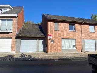 Mooie hedendaagse woning met 3 slaapkamers, ruime tuin en garage.Bestaat uit :* Gelijkvloers : inkom, apart toilet, ruime leefruimte, keuken,...