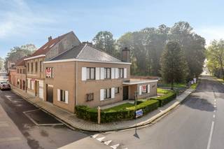 Ruim huis te koop in Elverdinge met vijf kamers en drie garages op een mooi stuk grond. Gelegen in de Vlamertingestraat 42 in de dorpskern op een boogscheut Ieper, Poperinge en Vlamertinge. De woning heeft twee gelijkvloerse slaapkamers en een gelijkvloerse badkamer wat gelijkvloers wonen mogelijk maakt. Ook interessant voor een vrij beroep door de indeling en het aantal kamers!<br />EPC verbetert drastisch bij het isoleren van het dak of de zoldervloer!<br /><br />INDELING<br />Gelijkvloerse verdieping: Inkomhal met apart toilet - zuidwest gerichte woonkamer met houthaard en aansluitende ruime leefkeuken, beide met toegang tot het terras en de tuin - gerenoveerde badkamer met inloopdouche - twee gelijkvloerse slaapkamers - ruime inpandige garage.<br /><br />Eerste verdieping: Twee ruime slaapkamers en ruimte voor een extra kamer mits het plaatsen van een extra wand in de royale nachthal - ruime zolder te bereiken via luik.<br /><br />Buiten: De woning beschikt verder nog over een leuke zuidgerichte tuin, twee externe garages en een leuke moestuin. <br /><br />TOEVEN<br />Centrale locatie <br />Vlot bereikbaar <br />Gelijvloers wonen mogelijk <br />Veel garage en parkeerruimte <br />Goede visibiliteit en indeling voor vrij beroep<br />CV op aardgas <br /><br /><br />Dit pand is onderworpen aan de renovatieverplichting van de Vlaamse overheid voor residentiële gebouwen (behoudens bij sloop binnen 5 jaar na de aankoop). Consulteer voor meer informatie de website van het Vlaams Energie- en Klimaatagentschap via https://www.vlaanderen.be/een-woning-kopen/renovatieverplichting-voor-residentiele-gebouwen<br /><br />Bestuursmaatregelen in het maatregelenregister: nee<br /><br />Deze AI-visualisaties zijn bedoeld als inspiratie. Er werd geen rekening gehouden met technische specificaties, stedenbouwkundige voorschriften of de concrete mogelijkheden tot realisatie.